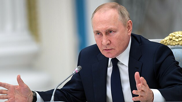 Rusk prezident Vladimir Putin gestikuluje pi projevu k poslancm Sttn dumy a Federlnho shromdn Rusk federace v Kremlu. (Moskva 7. ervence 2022)