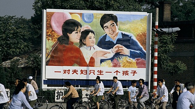 Čínský billboard podporující politiku jednoho dítěte (3. července 2012)