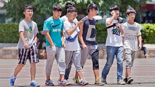 První generace čínských dětí narozených v období prosazování politiky jednoho dítěte. (červenec 2014)