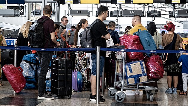 Na pražském letišti v pátek dopoledne na více než tři hodiny částečně vypadl systém na check-in odbavení. Nyní podle společnosti funguje bez komplikace. Podle letiště výraznější potíže při kontrolách při výpadku nenastaly, přesto se můžou tvořit fronty. (1. července 2022)
