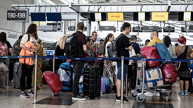 Na pražském letišti v pátek dopoledne na více než tři hodiny částečně vypadl systém na check-in odbavení. Nyní podle společnosti funguje bez komplikace. Podle letiště výraznější potíže při kontrolách při výpadku nenastaly, přesto se můžou tvořit fronty. (1. července 2022)