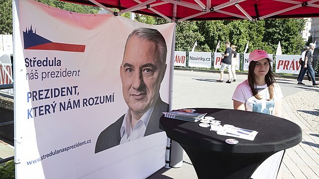 f odbor Josef Stedula, kter rovn kandiduje na prezidenta, m v Karlovch Varech svj informan stnek ke sbru podpis. (4. ervence 2022)