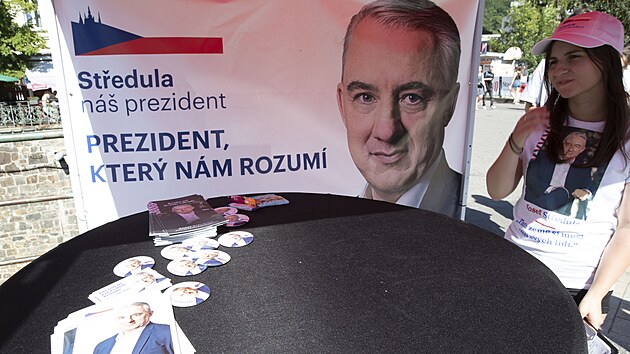 Sbr podpis na podporu prezidentsk kandidatury v Karlovch Varech. (4. ervence 2022)