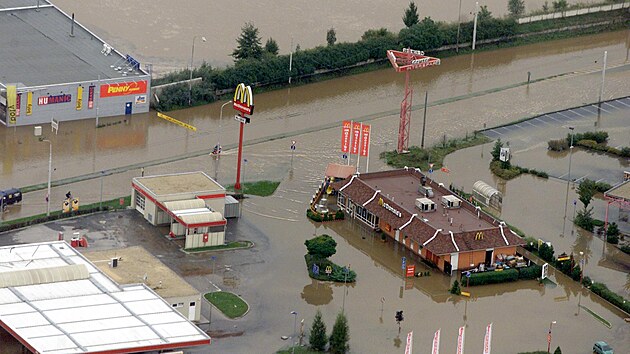 Povodeň v Českých Budějovicích, na snímku zatopená restaurace McDonald. Povodně 2002.