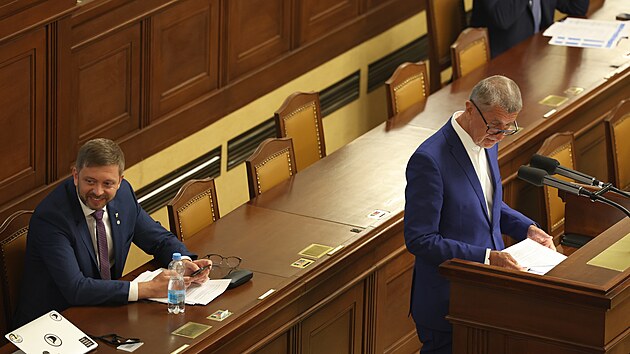 Ministr vnitra a pedseda hnutí STAN Vít Rakuan ve Snmovn s bývalým premiérem, éfem ANO Andrejem Babiem