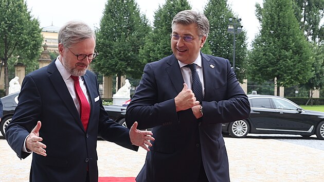 Premir Petr Fiala (ODS) se seel se svm chorvatskm protjkem Andrejem Plenkoviem. (7. ervence 2022)
