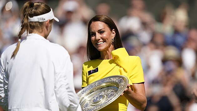 Vvodkyn z Cambridge pedv trofej pro vtzku Wimbledonu kazask tenistce Jelen Rybakinov.