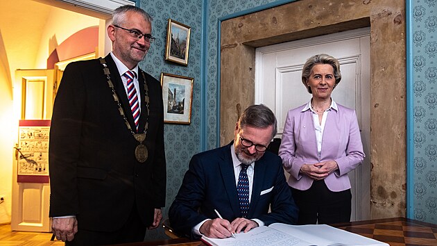 Petr Fiala přivítal předsedkyni Evropské komise Ursulu von der Leyenovou na litomyšlském zámku u příležitosti zahájení českého předsednictví v Radě EU v Litomyšli. (1. července 2022)