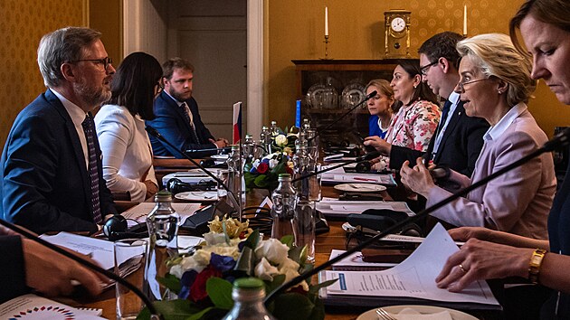 Premiér Petr Fiala a předsedkyně Evropské komise Ursula von der Leyenová před společným jednáním během zasedání české vlády a Evropské komise u příležitosti zahájení českého předsednictví v Radě EU. (1. července 2022)