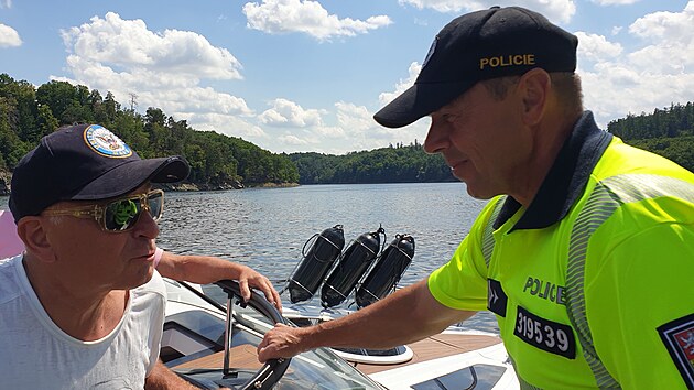 Policejní kontrola rekreantů na Dalešické přehradě (6. července 2022)