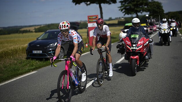 Magnus Cort (v puntkch) a Anthony Perez trv tvrtou etapu Tour de France v niku