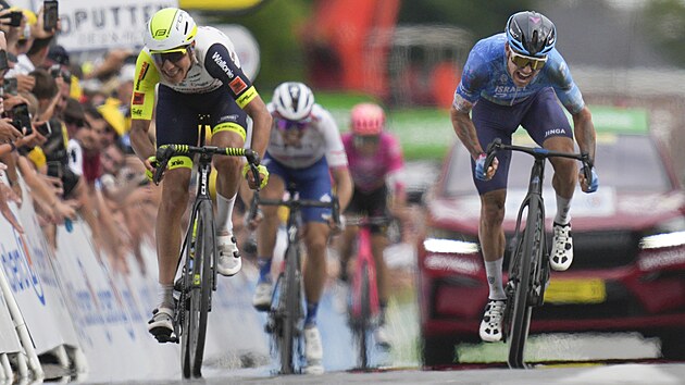 Taco van der Hoorn (vlevo) a Simon Clarke bojuj o vtzstv v pt etap Tour de France z Lille do Arenbergu.