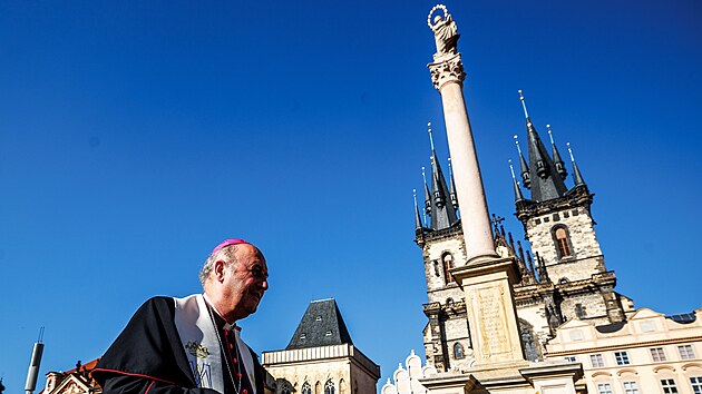 Nový arcibiskup pražský Jan Graubner se přišel v den svého uvedení do funkce pomodlit na Staroměstské náměstí. (2. července 2022)