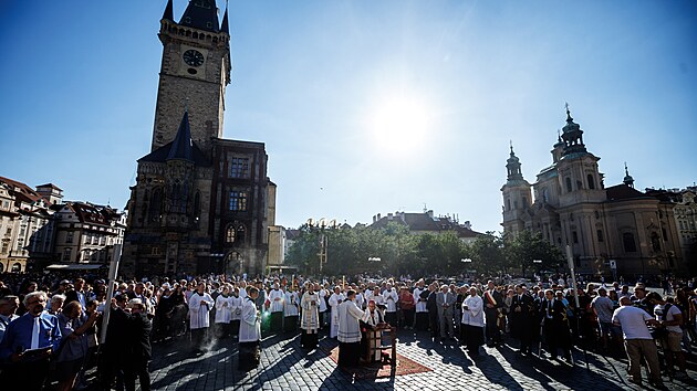 Nový pražský arcibiskup Jan Graubner se v sobotu modlil u Mariánského sloupu na Staroměstském náměstí. (2. července 2022)