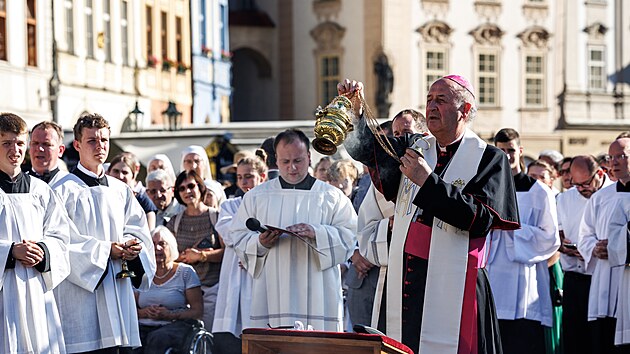 Nov prask arcibiskup Jan Graubner piputoval k Marinskmu sloupu na Staromstskm nmst a navtvil kostel Panny Marie ped Tnem (2. ervence 2022)