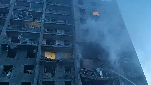 Nejméně čtrnáct lidí zemřelo v ukrajinském přístavním městě Oděsa po zásahu obytného domu ruskou raketou. (1. července 2022)