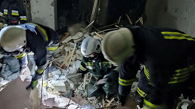 Rusko odpálilo raketu na devítipatrový obytný dům v Oděse. Zemřelo nejméně 17 lidí.
