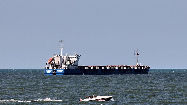Ruská nákladní loď Žibek Žoly, kterou turečtí celníci zadrželi u pobřeží Černého moře. Měla převážet ukrajinské, tedy kradené obilí.(3. července 2022)