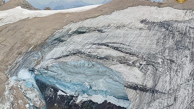 Svědci tvrdí, že se blok ledu prolomil na dvou místech a zřícení vytvořilo lavinu ledových úlomků na frontě dlouhé asi tři sta metrů. (3. července 2022)