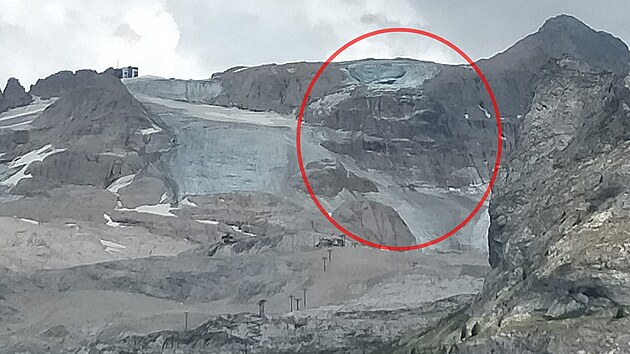 Podle prvních informací došlo k odtržení ledovce v úseku vedoucím z Pian dei Fiacconi do Punta Penia ve výšce 3 260 metrů. (3. července 2022)