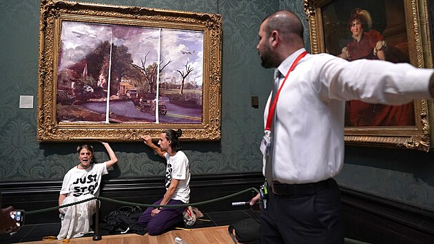 Dva klimatičtí aktivisté ze skupiny Just Stop Oil se přilepili k rámu 200 let starého mistrovského díla v londýnské Národní galerii. Obraz předtím přelepili listy s "apokalyptickou vizí budoucnosti". (4. července 2022)