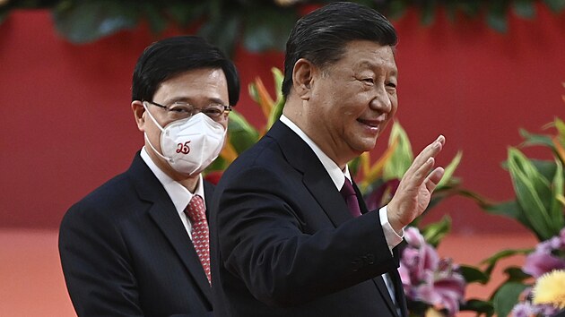 Čínský prezident Si Ťin-pching (vpravo) při příležitosti 25. výročí od návratu Hongkongu pod správu Číny jmenoval novým správcem bývalé britské kolonie  Johna Leeho (vlevo). (1. července 2022)