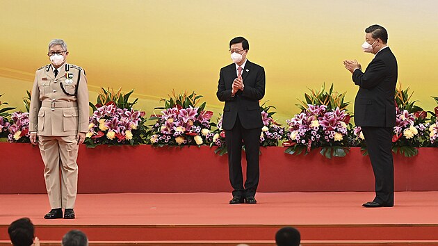 Čínský prezident Si Ťin-pching (vpravo) při příležitosti 25. výročí od návratu Hongkongu pod správu Číny jmenoval novým správcem bývalé britské kolonie Johna Leeho (uprostřed). (1. července 2022)