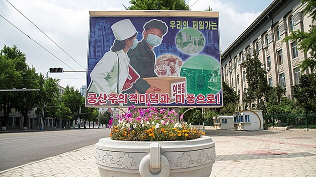 Plakt v Pchjongjangu vyzvajc obyvatele k dodrovn epidemickch pravidel.  KLDR se potk s nkazou covidu-19. (27. kvtna 2022)