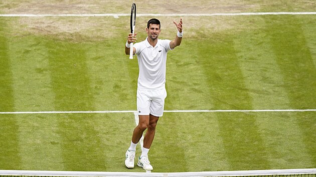 Srb Novak Djokovič se raduje z vítězství ve čtvrtfinále Wimbledonu.