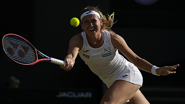 Marie Bouzkov se natahuje po balonku ve tvrtfinle Wimbledonu.
