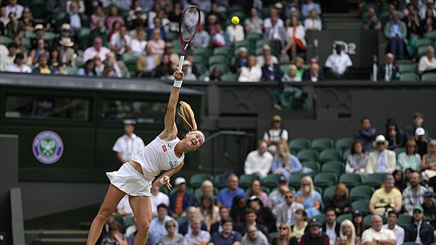 Marie Bouzková servíruje ve čtvrtfinále Wimbledonu.