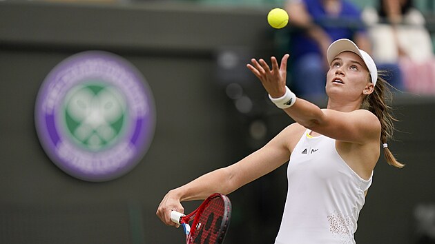 Jelena Rybakinov z Kazachstnu servruje ve tvrtfinle Wimbledonu.