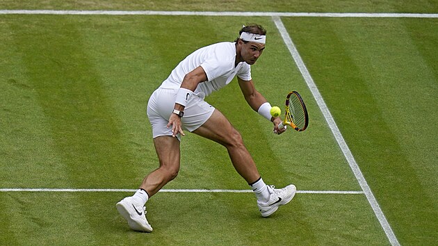 Rafael Nadal se ohl za svm returnem ve tvrtfinle Wimbledonu.