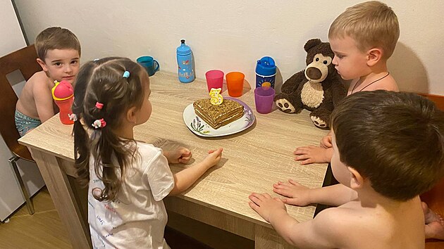 Děti slavily narozeniny u Anny a Mariny v bytě.