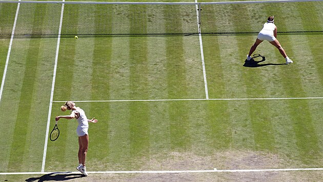 Kateina Siniakov podv v deblovm semifinle Wimbledonu.