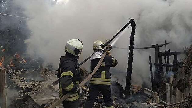 Hasiči v ukrajinském Lysyčansku likvidují požár jedné z místních budov. (3. července 2022)