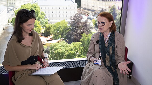 Iva Janžurová a moderátorka Monika Zavřelová na karlovarském filmovém festivalu (6. července 2022)