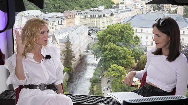 Hereka Hanka Vagnerov a modertorka Monika Zavelov na karlovarskm filmovm festivalu (5. ervence 2022)