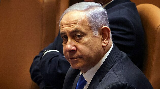 Dosluhující izraelský předseda vlády Benjamin Netanjahu během mimořádné schůze parlamentu (13. června 2021)