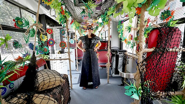 Zoobus, který sveze cestující z centra Brna do zoologické zahrady v Bystrci, je uvnitř vyzdoben do podoby džungle. Cestu zpestří šifrovací hra doprovázená herci.