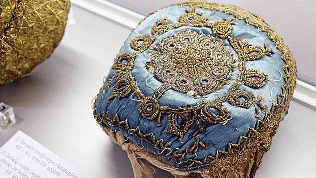 Muzeum Podkrkono�� v Trutnov� poprv� ve sv� historii uspo��dalo samostatnou v�stavu pokr�vek hlavy.