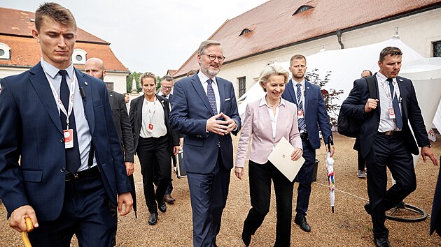 Premiér Petr Fiala spolu s předsedkyní Evropské komise Ursulou von der Leyenovou v Litomyšli. 
(1. července 2022)