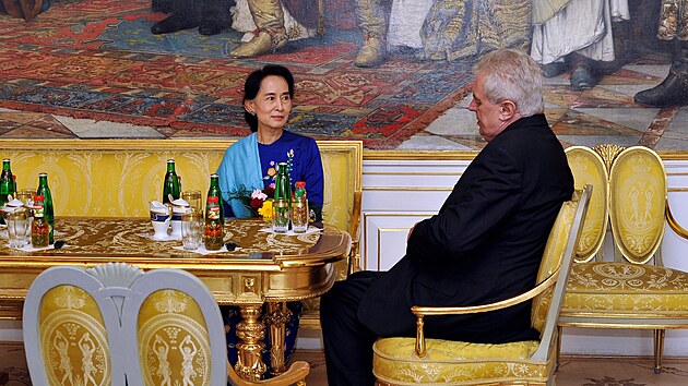 esk prezident Milo Zeman pivtal na Hrad vdkyni myanmarsk opozice a nositelku Nobelovy ceny za mr Aun Schan Su ij. (16. z 2013)