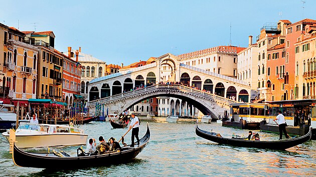 V Benátkách jsou
skoro čtyři stovky mostů
a můstků, z toho čtyři vedou
přes velký kanál. Historie
mostu Rialto sahá až do
12. století. současná podoba
je ze století šestnáctého.