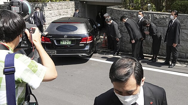 Auto s tlem zavradnho japonskho expremira inza Abeho pijelo do jeho domu v Tokiu. (9. ervence 2022)