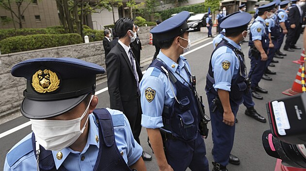 Japont policist hldaj tokijskou rezidenci zavradnho expremira inza Abeho. (9. ervence 2022)
