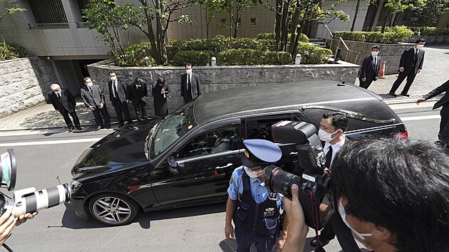 Auto s tlem zavradnho japonskho expremira inza Abeho pijelo do jeho domu v Tokiu. (9. ervence 2022)