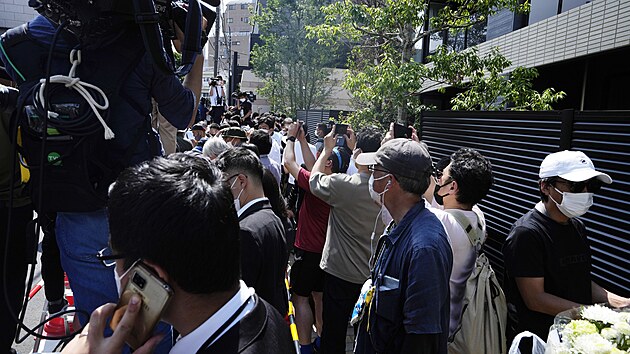 Auto s tlem zavradnho japonskho expremira inza Abeho pijelo do jeho domu v Tokiu. Ped rezidenc se shromdil dav lid. (9. ervence 2022)