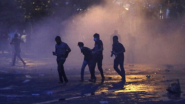 Policie v Kolombu na Sr Lance pouila k rozehnn demonstrujcch student granty se slznm plynem. (8. ervence 2022)