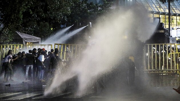 Policie v Kolombu na Sr Lance pouila k rozehnn demonstrujcch student tak vodn dla. (8. ervence 2022)